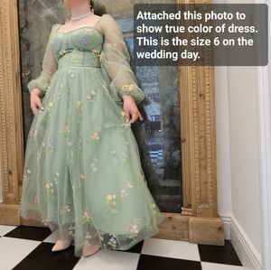 *Brand new! Puffy sleeve flower embroidery gown